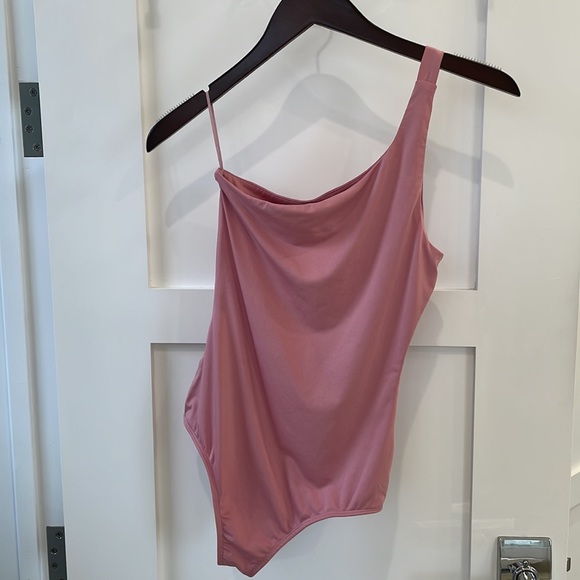 Showpo Pink One Shoulder Bodysuit - Picture 2 of 2
